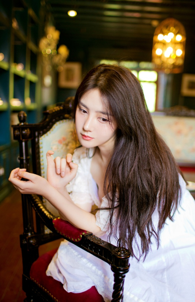 有份思念一直藏在心底，许久不曾打开，怕伪装的坚强全部瓦解，点点滴滴，丝丝柔柔，全部是指缝间的缠绵，眼里隐藏着一颗泪，装了如雨的思念，怕低头，怕那颗泪坠落，揉碎了我的心。
